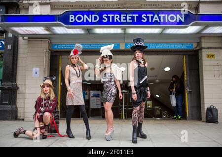 Los modelos muestran la última colección de colores de Pierre Garroudi en uno de los espectáculos de moda de la mob flash de especialidad del diseñador en Bond Street, Londres.