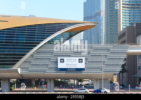 Dubai Mall y Dubai Burj Khalifa Metro Station vista exterior. Moderna estación de tren de RTA Dubai transporte. Transporte público en Emiratos Árabes Unidos. Foto de stock