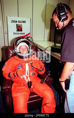 STS-95, el especialista de carga, John H. Glenn, Jr., el senador de Ohio, pruebas del montaje de su traje de vuelo en las operaciones y checkout edificio mientras palo tech George Brittingham relojes. El montaje final se lleva a cabo antes de la tripulación walkout y transporte a la plataforma de lanzamiento 39B. Prevista para iniciar a las 2 p.m. EST el 29 de octubre de 1998, se espera que la misión del pasado 8 días, 21 horas y 49 minutos, y volver a KSC a las 11:49 a.m. EST el 7 de noviembre. La misión STS-95 incluye cargas de investigación tales como el Spartan solares desplegables de observación espacial, el Telescopio Espacial Hubble Platfo sistemas orbitales de prueba