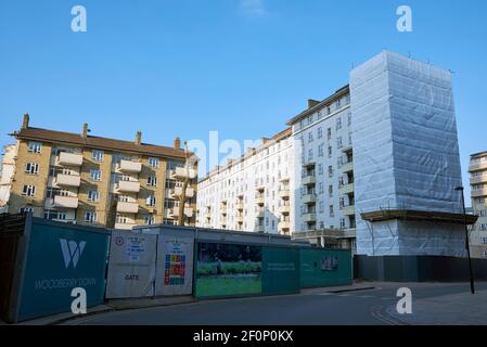 Bloques de pisos que se deben demoler en Woodberry Down, North London UK, en marzo de 2021, para dar paso a un nuevo proyecto de vivienda Foto de stock