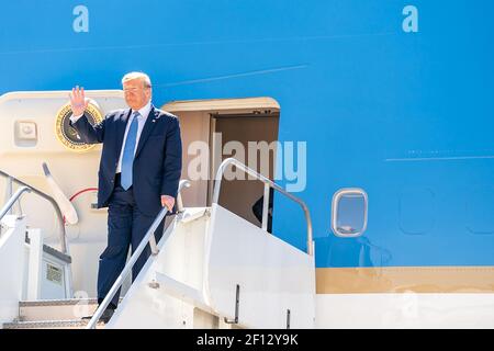 El presidente Donald Trump agita mientras desembarca de la Fuerza Aérea uno en la Estación Aérea del cuerpo de Infantería de Marina Miramar el miércoles 18 2019 de septiembre en San Diego, California Foto de stock