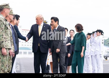 El presidente Donald Trump se unió al primer ministro de Japón Shinzo Abe arriban a bordo del JS Kaga el martes 28 2019 de mayo en Yokosuka Japón. Foto de stock