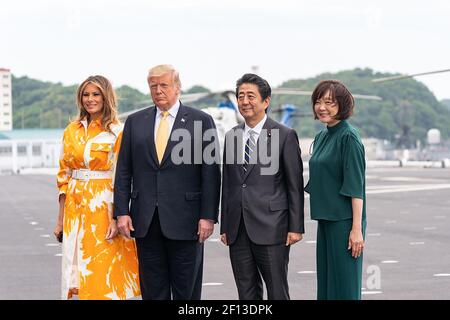 Presidente Donald Trump primera Dama Melania Trump el primer Ministro de Japón Shinzo Abe y su esposa la Sra. Akie Abe posan para una foto a bordo del JS Kaga Martes 28 2019 de mayo en Yokosuka Japón. Foto de stock