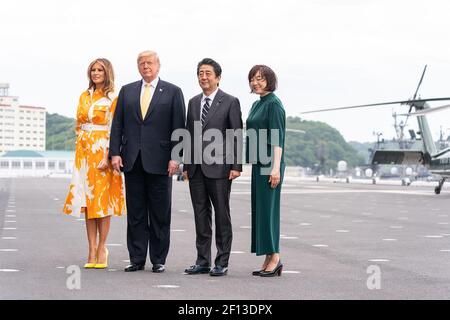 Presidente Donald Trump primera Dama Melania Trump el primer Ministro de Japón Shinzo Abe y su esposa la Sra. Akie Abe posan para una foto a bordo del JS Kaga Martes 28 2019 de mayo en Yokosuka Japón. Foto de stock