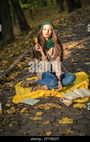 Una niña alegre con una camiseta amarilla se sienta en el suelo con las  piernas dobladas: fotografía de stock © Kulyashina #549053046