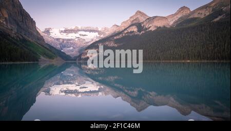 Foto panorámica del hermoso lago alpino que refleja sus alrededores, foto durante el amanecer en el Lago Louise, Banff National Park, Canadá