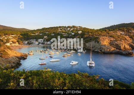 Atardecer en la pequeña bahía de Cala Vedella, la isla de Ibiza. Foto de stock