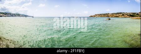 Panorama Mediterráneo de la playa de Cala Tarida en la isla de Ibiza Foto de stock