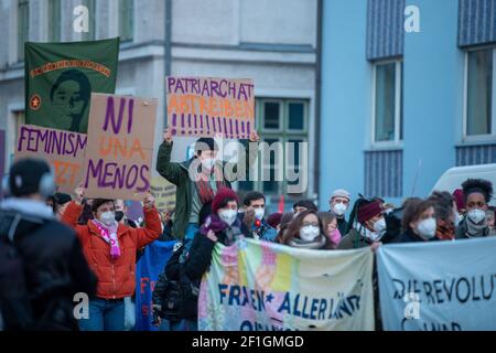 Demonstrantinnen halten Schilder mit der Aufschrift: ' ni una menos ' & ' Patriarchar abtreiben!!!!!! Zum Frauenkampftag haben sich am 8. März 2021 bis zu Tausend Menschen in München versammelt, um gegen Sexismus, Femizide und für gleiche Bezahlung bei gleichwertiger Arbeit zu demonstrieren. * el 8 2021 de marzo, el día internacional de la mujer, hasta mil personas se unieron a una manifestación en Munich, Alemania para protestar contra el sexismo, los femicidios y la igualdad de pago por igual trabajo. (Foto de Alexander Pohl/Sipa USA) crédito: SIPA USA/Alamy Live News Foto de stock