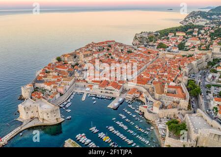 Avión de drones del puerto de la ciudad vieja de Dubrovnik con rosa Cielo antes del amanecer en la mañana de verano de Dubronik Foto de stock