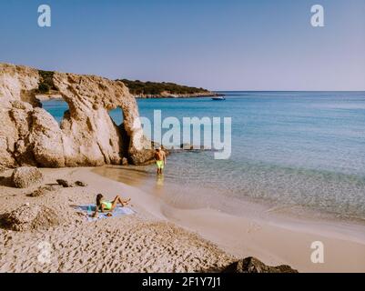Playa tropical de la playa de Voulisma, Istron, Creta, Grecia, pareja de vacaciones en Grecia Foto de stock