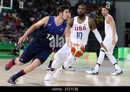 Nando de Colo Basketball Men s en acción contra Kyrie Irving (USA) durante  los Juegos Olímpicos RIO 2016, Basketball Men, USA contra France, el 14 de  agosto de 2016, En Rio, Brasil -