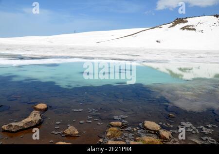 Hermosa vista sobre el lago Kari, Armenia Foto de stock