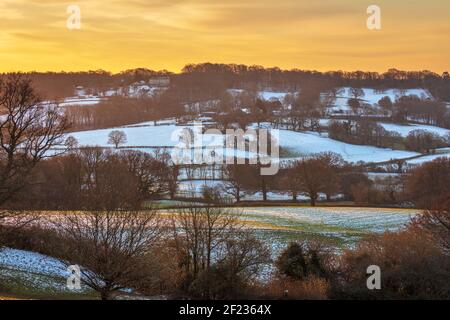 Amanecer invernal sobre el paisaje de High Weald, Burwash, East Sussex, Inglaterra, Reino Unido, Europa