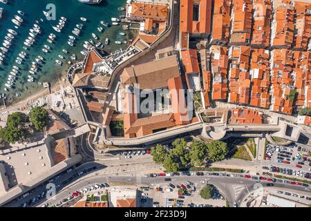 Disparo aéreo de drones del casco antiguo de Dubrovnik Dominic Monasterio En el muro de la ciudad en verano de Croacia Foto de stock