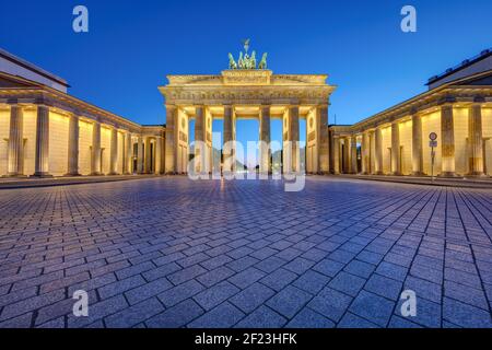 La famosa Puerta de Brandenburgo iluminada en Berlín al atardecer sin gente