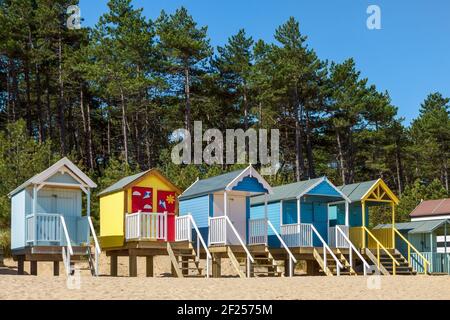 Algunas cabañas de playa de colores brillantes en Wells junto al mar Foto de stock