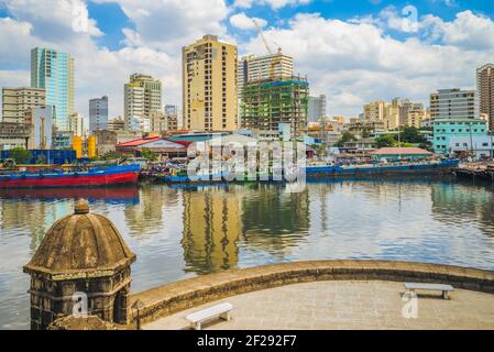 Vista de la manila por el río Pasig desde el fuerte de santiago en filipinas