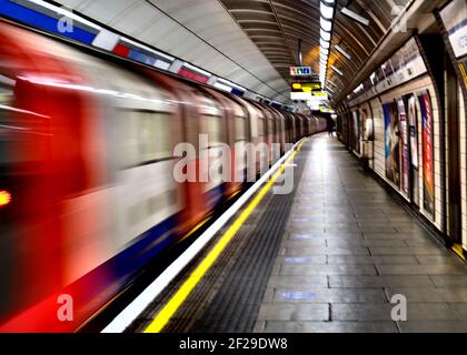 Londres- Marzo 2021: Plataforma del metro de Londres sin gente durante el cierre de Covid 19 Foto de stock