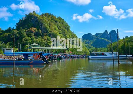 Embarcadero del río en la isla tropical Langkawi. Langkawi, Malasia - 06.24.2020 Foto de stock