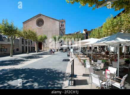 Iglesia de nuestra Señora de los Ángeles en la Plaza mayor, Pollenca, Mallorca, Islas Baleares, España Foto de stock
