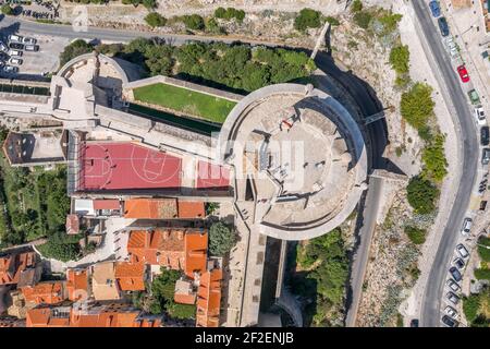 Vuelo aéreo sobre drone del fuerte Minceta de la ciudad de Dubrovnik Muro en verano de Croacia Foto de stock