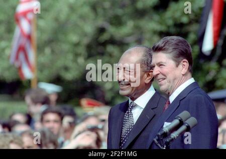 El Presidente Ronald Reagan y Anwar el Sadat en el South Lawn en la ceremonia de llegada en honor de la visita de Estado del Presidente Sadat de la República Árabe de Egipto. Foto de stock