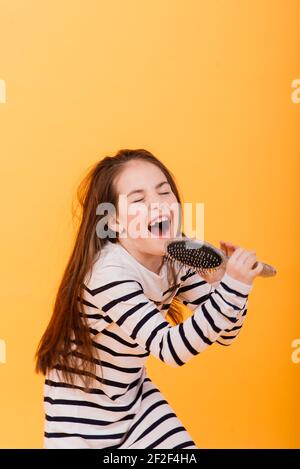 Niña cantando en un micrófono de juguete Fotografía de stock - Alamy