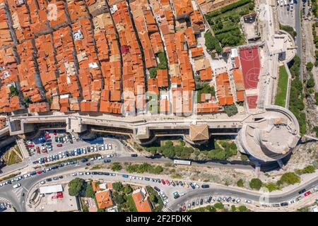Vuelo aéreo sobre drone del fuerte Minceta de la ciudad de Dubrovnik Muro en verano de Croacia Foto de stock