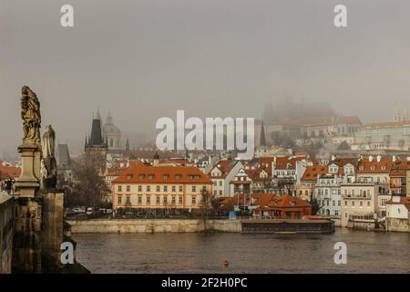 Vista postal del Castillo de Praga en niebla desde el Puente de Carlos, república Checa.destino turístico famoso.Praga panorama.Foggy mañana en la ciudad. Foto de stock