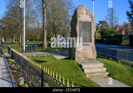 El monumento conmemorativo de la Gran Guerra al comienzo del parque Muster Green en la ciudad de Haywards Heath, West Sussex, Inglaterra.