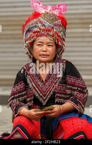 Geografía / viajes, China, Yunnan, Laomeng, Mujer en su ropa tradicional en  el pueblo de Laomeng m, Derechos adicionales-liquidación-Info-no-disponible  Fotografía de stock - Alamy