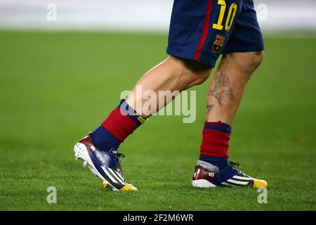 Lionel del FC Barcelona lleva botas personalizadas con el nombre de su hijo Thiago durante la Liga de Campeones de la UEFA, Grupo partido de fútbol entre el FC Barcelona