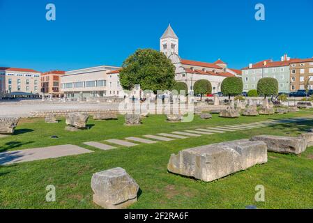 Zeleni trg plaza en Zadar con la iglesia de San Donato, la iglesia de San Marija y el museo arqueológico Foto de stock