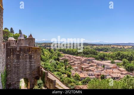 Hermosa vista panorámica de la parte antigua de la ciudad De las murallas del castillo medieval de la ciudad de Carcasona Foto de stock