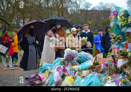 Londres, Reino Unido, 13 de marzo de 2021 Tributes a Sarah Everard en el bandstand de Clapham Common. Crédito: JOHNNY ARMSTEAD/Alamy Live News Foto de stock