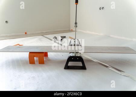 guillotina para cortar el laminado del suelo de madera Fotografía de stock  - Alamy