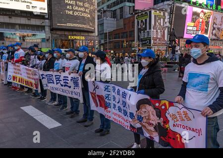 NUEVA YORK, NY – MARZO 13: Activistas pro-chinos de la democracia tienen pancartas durante una manifestación del Partido de la Democracia de China en Times Square el 13 de marzo de 2021 en la ciudad de Nueva York. Crédito: Ron Adar/Alamy Live News