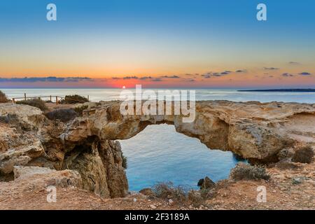 Famoso puente sin de piedra al amanecer en Ayia Napa Chipre