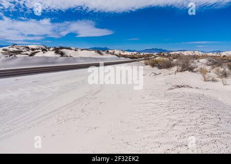 Dunas de arena en el Parque Nacional White Sands en Nuevo México en una mañana fría en febrero. El parque White Sands se encuentra en el extremo norte del desierto de Chihuahua. Foto de stock