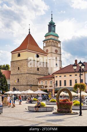 Zywiec, Polonia - 30 de agosto de 2020: Vista panorámica de la plaza del mercado con el histórico campanario de piedra y la Catedral de la Natividad de la Virgen María