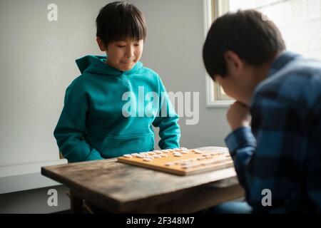 Estudiantes de Escuela Primaria como jugadores Shogi (Ajedrez Japonés) Foto de stock