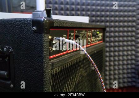 Cable jack de cable al amplificador de guitarra eléctrica, amplificador  combinado y micrófono.
