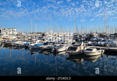 Barcos en el Puerto Viejo de Cannes, al sur de Francia