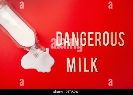 leche peligrosa palabras letras intolerancia a la lactosa alergia. salpicaduras de leche. evite los productos lácteos peligrosos Foto de stock