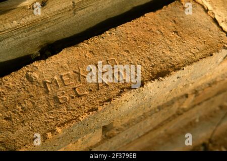 Ladrillo expuesto con MÉXICO horneado en; en la base de un edificio  decrépito; hecho en México; encontrado en una fundación abandonada en el  desierto de Arizona Fotografía de stock - Alamy