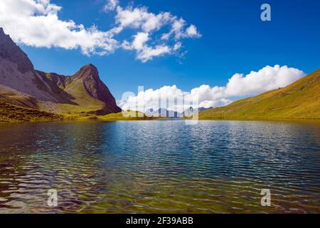 Geografía / viajes, Alemania, Baviera, Rappensee (Lago Rappen), detrás de él pequeño Rappenkopf (pico), 2276m, Alpes de Allgaeu, Allgae, Libertad de Panorama Foto de stock