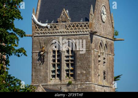 Vista Exterior De La Iglesia De Sainte-Mere-Eglise Con Su Torre De La ...