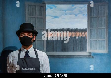 Londres, Reino Unido. 16th de marzo de 2021. René Magritte, le mois des vendanges, pintado en 1959 estimación : £10.000.000-15.000.000 - detrás de puertas cerradas: Los preparativos tienen lugar en christie's antes de la venta de arte del siglo 20th livestreamed y el arte de la venta surrealista el 23 de marzo crédito: Guy Bell/Alamy Live News