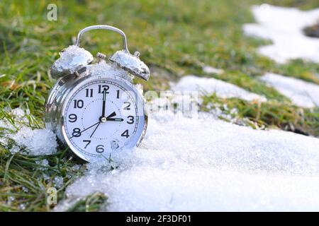 Reloj despertador en un frío gélido la hierba con el amanecer Fotografía de  stock - Alamy
